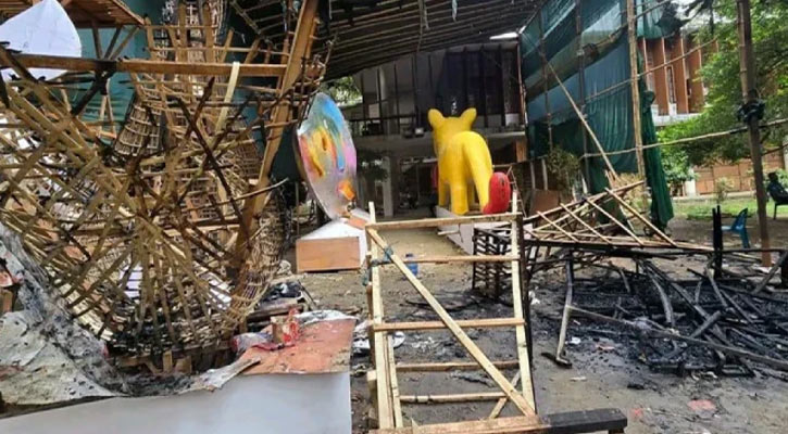 ফ্যাসিবাদের মুখাকৃতিতে আগুন দিয়ে পালিয়ে যান এক তরুণ